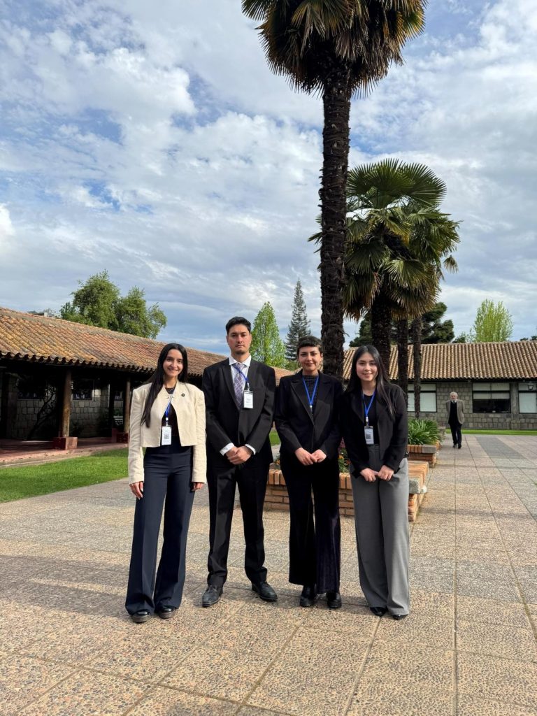 Estudiantes del Departamento de Obras Civiles en los jardines de la sede del congreso