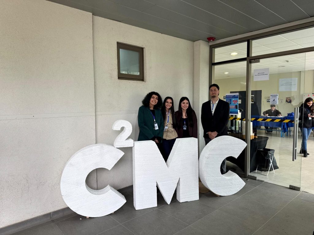 Estudiantes del Departamento de Obras Civiles junto al letrero del C2MC2026