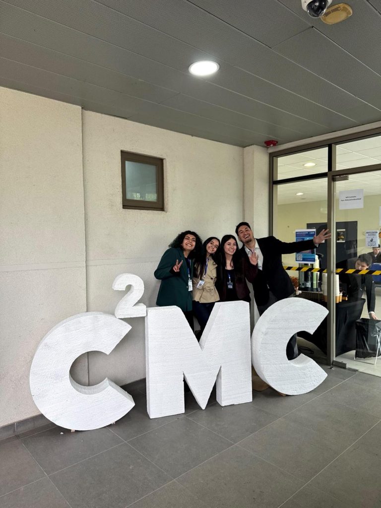 Estudiantes del Departamento de Obras Civiles junto al letrero del C2MC2026