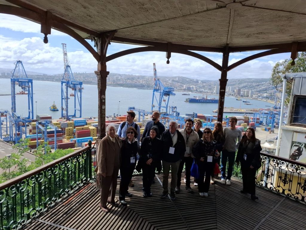 Comitiva de la visita técnica en un mirador de Valparaíso, con vista al puerto