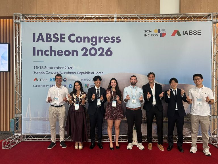 Delegación participante frente al panel del IABSE Congress Incheon 2026