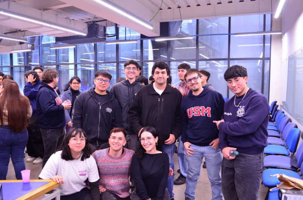 Estudiantes posan para una foto grupal durante la Juntita Civil
