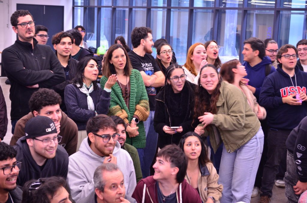 Grupo de estudiantes y académicos sonriendo en la Juntita Civil