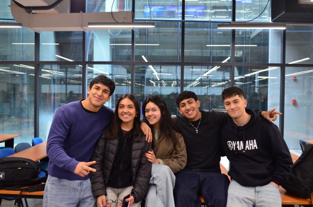 Cinco estudiantes abrazados posando para la cámara en la Juntita Civil
