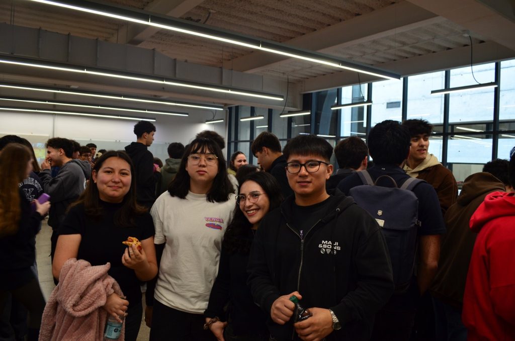 Estudiantes sonrientes durante la Juntita Civil
