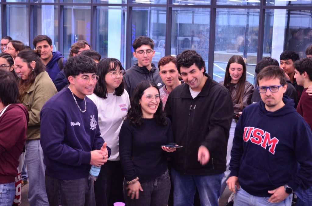 Grupo de estudiantes con polerones USM en la Juntita Civil