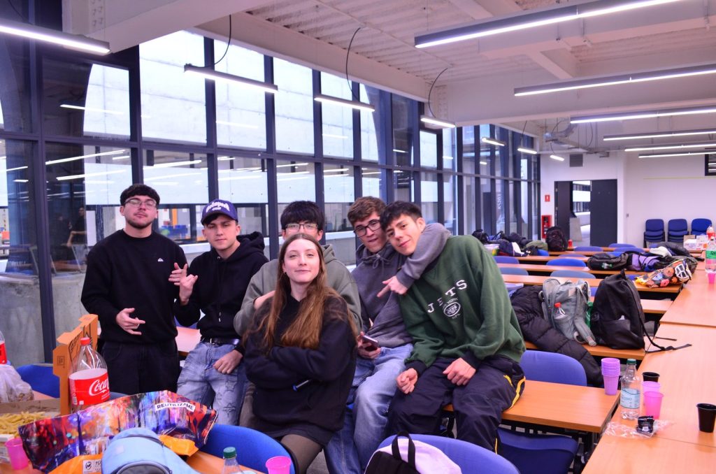 Estudiantes conversando sentados en una sala durante la Juntita Civil