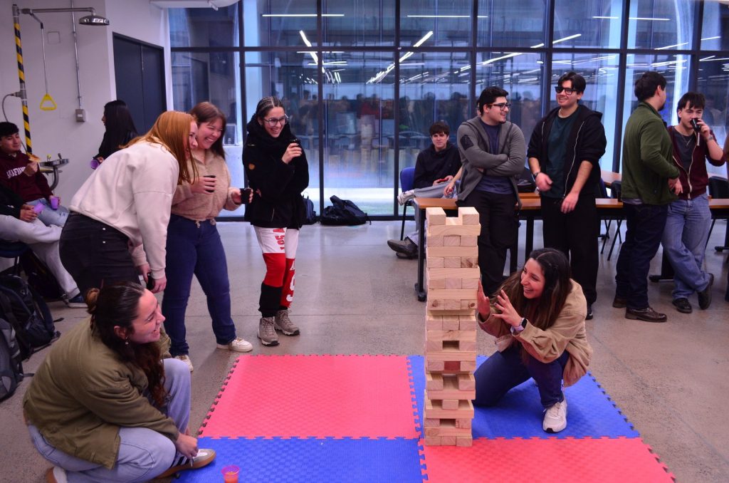 Estudiantes jugando Jenga sobre una colchoneta en la Juntita Civil