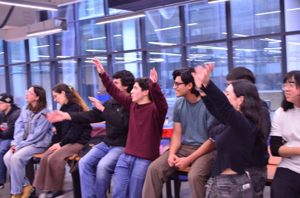 Estudiantes celebrando con los brazos en alto en la Juntita Civil
