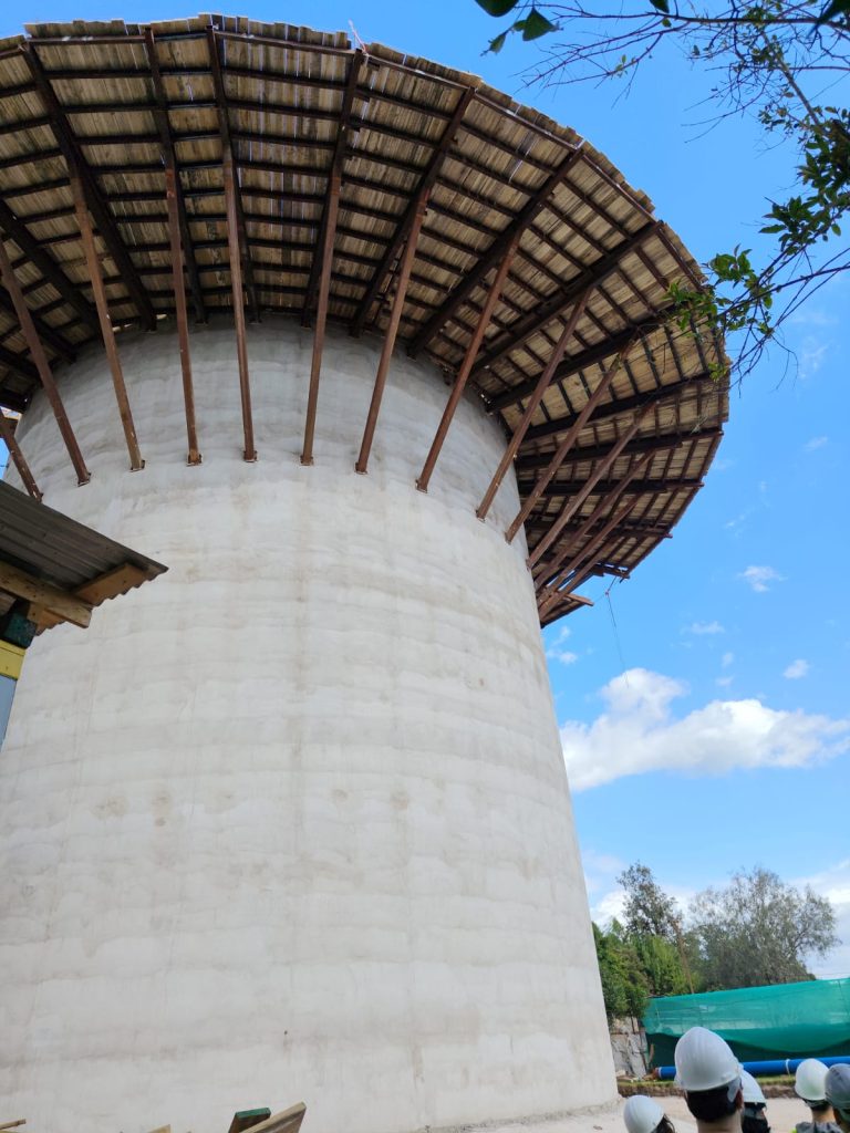 Estanque de agua potable en construcción, visitado por el curso de Ingeniería Sanitaria