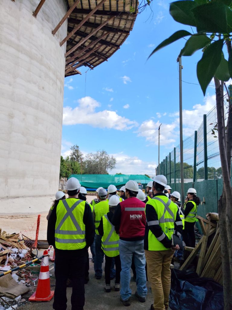 Estudiantes del curso de Ingeniería Sanitaria junto al estanque en construcción