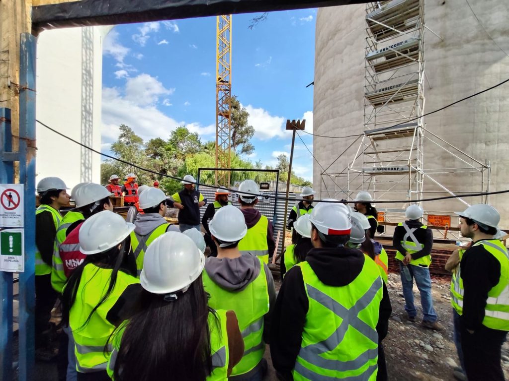 Estudiantes del curso de Ingeniería Sanitaria durante la visita a la construcción del estanque de agua potable de SMAPA