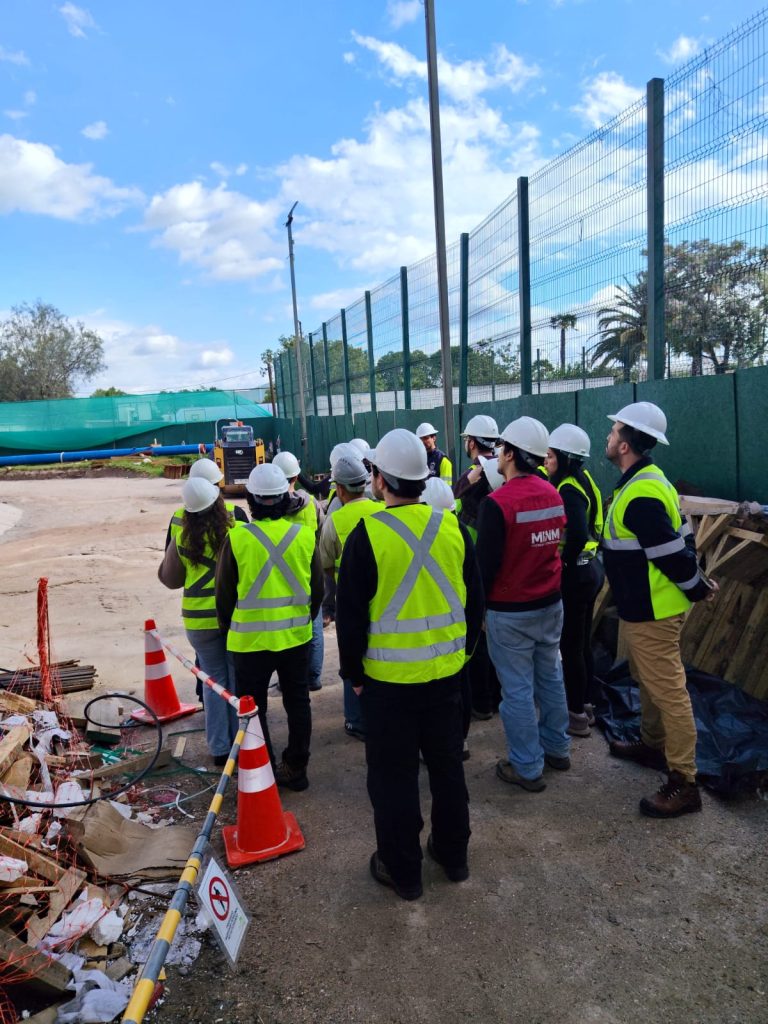 Estudiantes del curso de Ingeniería Sanitaria durante la visita a SMAPA