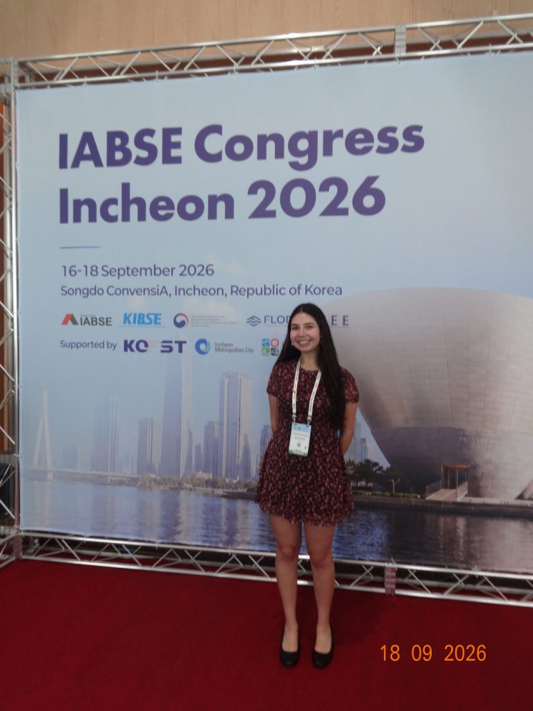 Estudiante junto al panel del IABSE Congress Incheon 2026, Corea del Sur