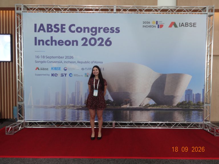 Estudiante frente al panel del IABSE Congress Incheon 2026